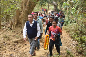 গত শনিবার তংমক পাড়া সরকারি প্রাথমিক বিদ্যালয়ের রুমা উপজেলা চেয়ারম্যান উহ্লাচিং মারমা'র পরিদর্শন কালে তোলা।ছবি: রুমা বার্তা