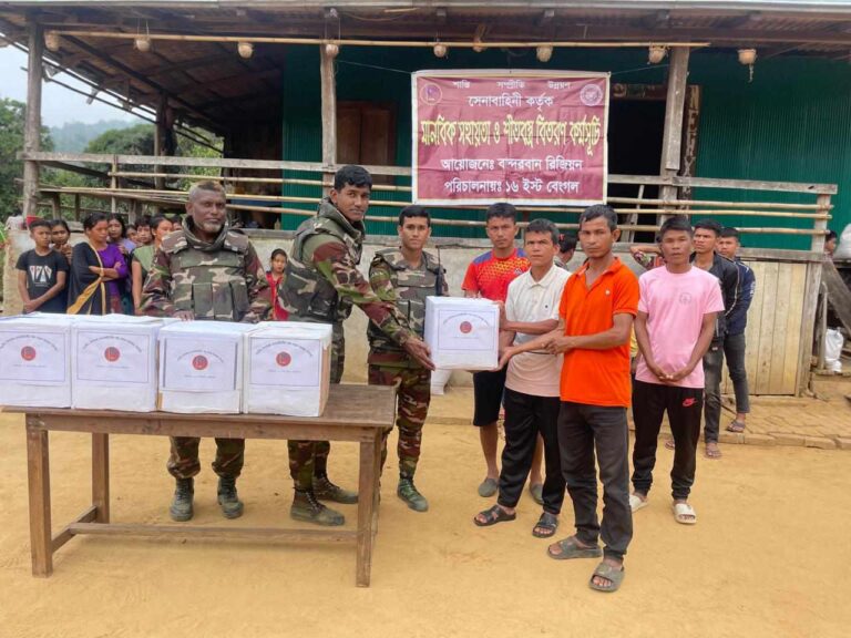 বড় দিন পালনের খাদ্যসামগ্রী দিল সেনাবাহিনী