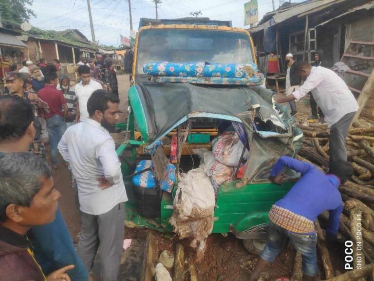 চন্দ্রঘোনা ফেরিতে উঠতে গিয়ে নিয়ন্ত্রন হারিয়ে ট্রাক-সিএনজির সংঘর্ষ