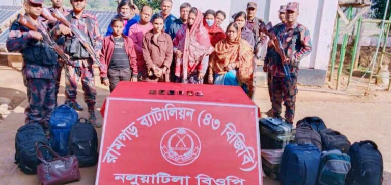 অবৈধভাবে ভারতে অনুপ্রবেশের চেষ্টা; ১২ বাংলাদেশীকে সীমান্তে আটক