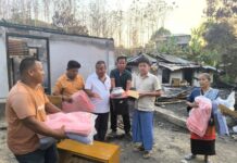 রোয়াংছড়িতে অগ্নিকাণ্ডে ক্ষতিগ্রস্তদের মাঝে নগদ অর্থ ও সরঞ্জাম বিতরণ প্রদান করেন বিএনপি